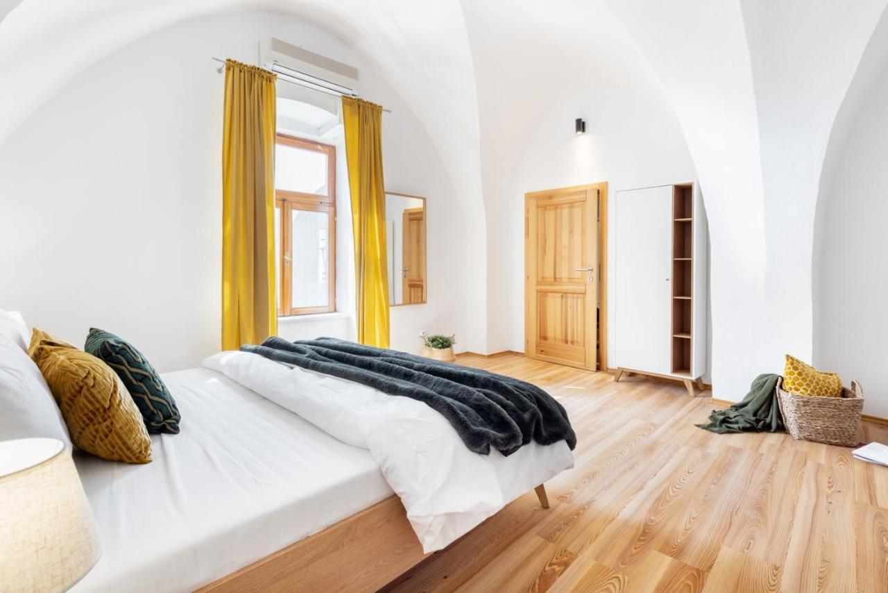Wine & Bike City Tower Apartments Znojmo Eksteriør billede